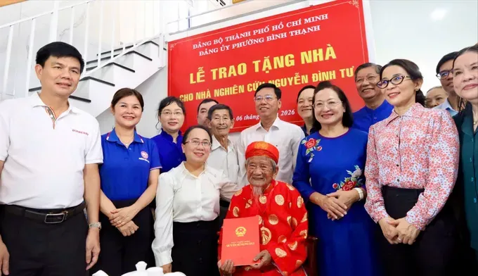 市委宣教与民运处领导及地方领导向阮廷思研究员颁发证书。