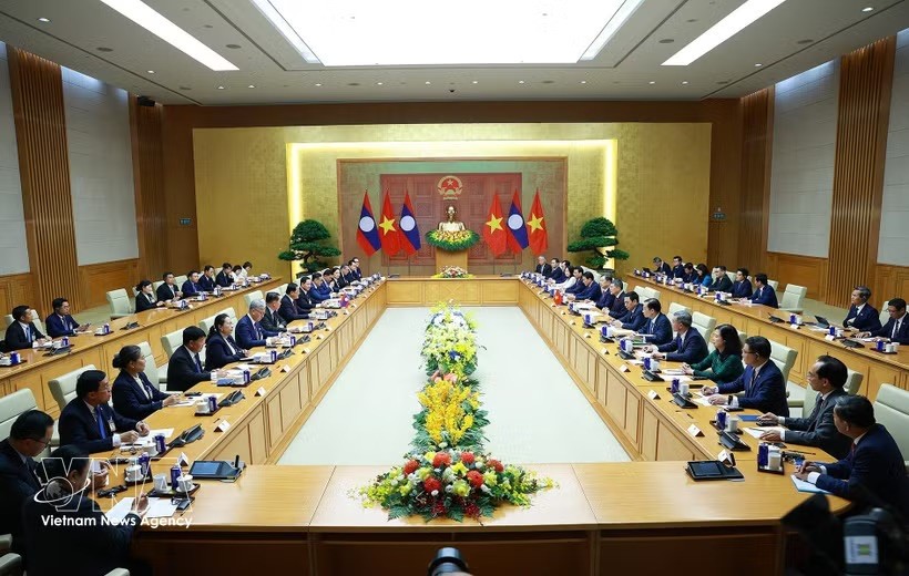 政府总理黎明兴与老挝人民民主共和国总理宋赛·西潘敦举行会谈。