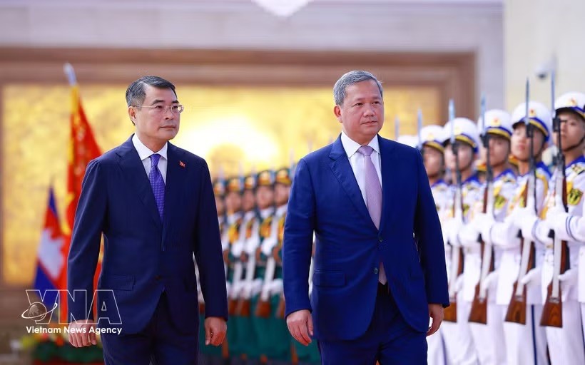 政府总理黎明兴在政府办事处主持仪式，欢迎柬埔寨首相洪玛奈访越。