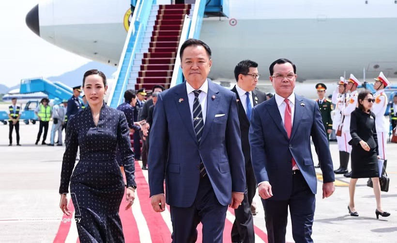 党中央委员、民族与宗教部长阮廷康在內牌国际机场（河内）迎接泰王国总理阿努廷。