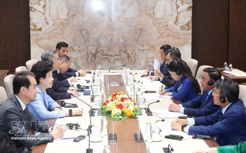 党中央政治局委员、党中央书记处常务书记陈锦秀在河内会见中国全国政协副主席咸辉一行。