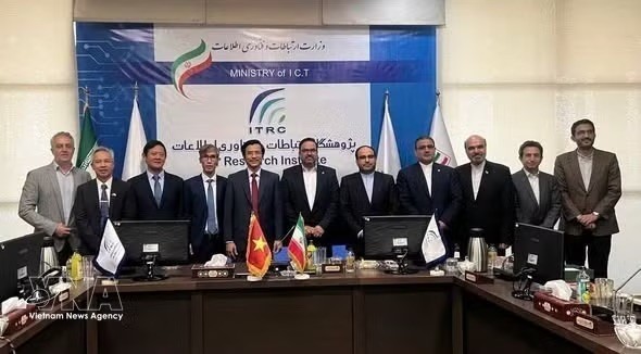 越南驻伊朗大使阮良玉与伊朗信息与通信技术研究院（ICT Research Institute）举行工作会谈。