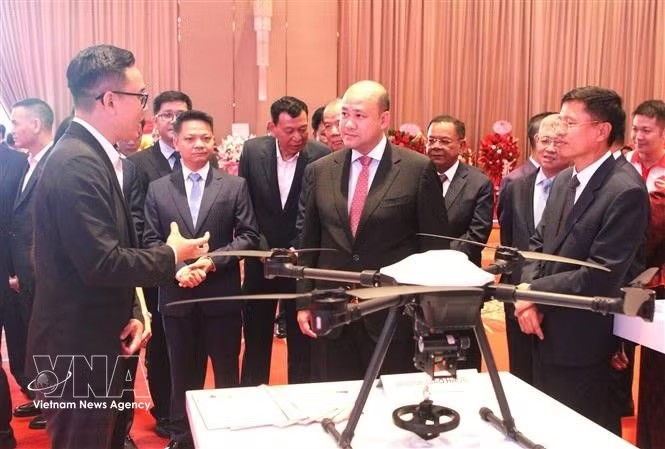 柬埔寨副首相洪玛尼（中）听取Metfone Express介绍无人机货运设备。 