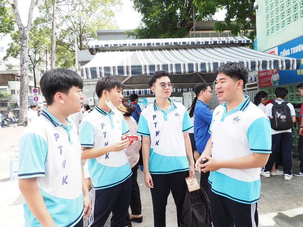 考生在西贡实习中学考点完成语文考试后兴奋不已。 