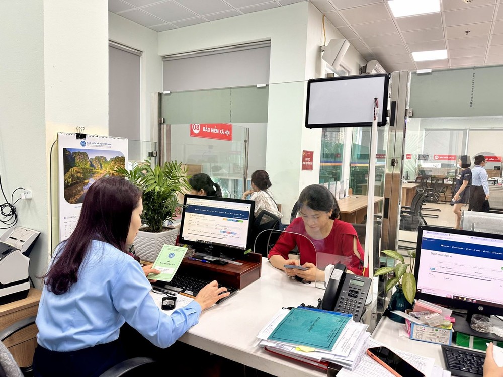 民众在广宁省办理社保手续。