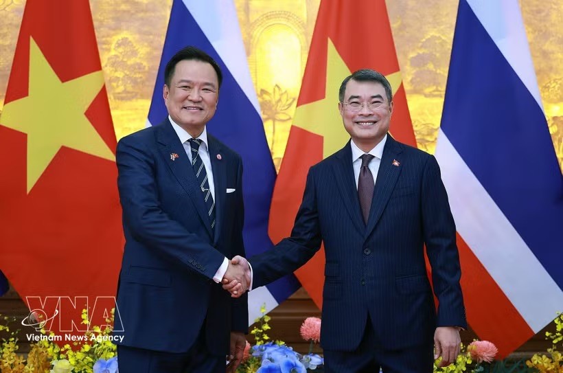政府总理黎明兴与泰国总理阿努廷·查恩维拉库尔合影。
