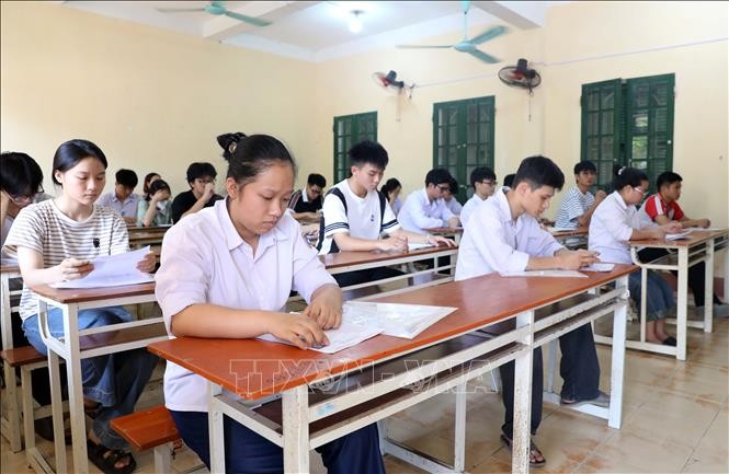 考生在兴安省书池乡李賁高中学校考点参加考试。图：世悦/越通社