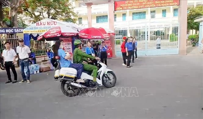 安江省朱笃坊公安到府，将一名睡过头的考生及时送往首科义高中专校考点。