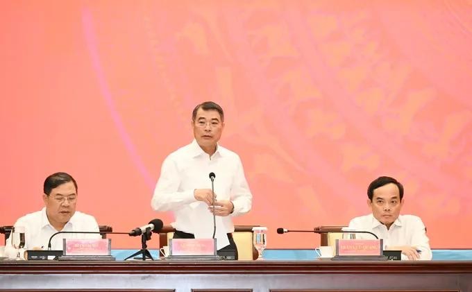 6月13日上午，政府总理黎明兴同政府工作团与胡志明市市委常务处举行会议。