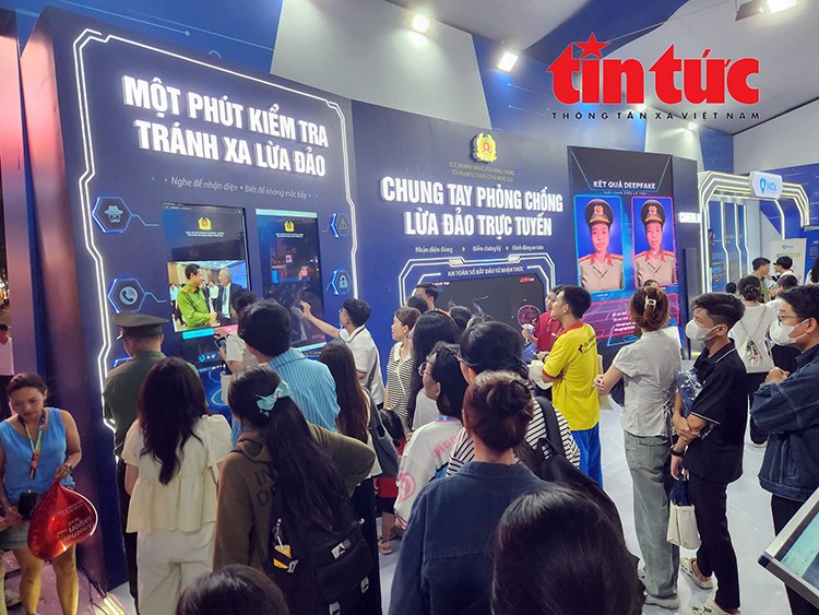  “网络安全之墙”展区吸引众多民众排队了解防范高科技犯罪知识。 