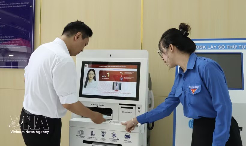 工作人员在胡志明市公共行政服务中心大厅内帮助市民办理行政手续。