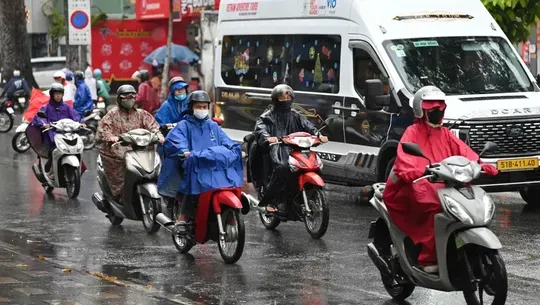 南部地区继续出现雷雨