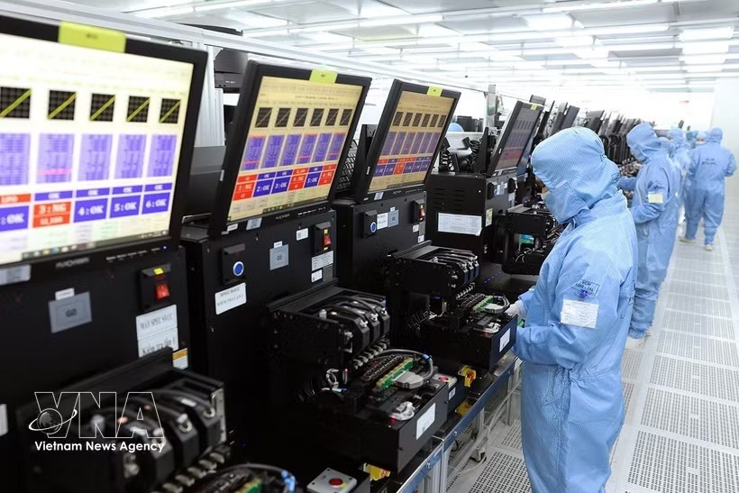 宁平省福山工业区，韩国独资企业MCNEX VINA有限责任公司工厂内，出口摄像头模组及电子元件生产线正在运行。