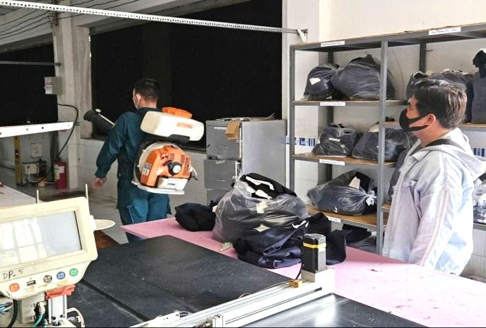 富安坊一家纺织品成衣公司开展灭蚊喷药工作。