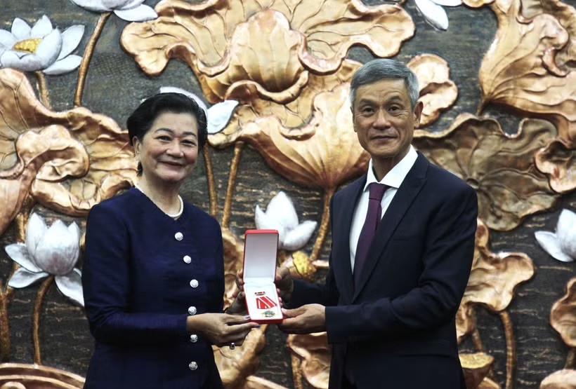 越南驻柬埔寨大使馆在柬埔寨首都金边向柬埔寨王国驻越南大使谢金塔（Chea Kimtha）授予越南国家崇高荣誉——友谊勋章。图自越通社 
