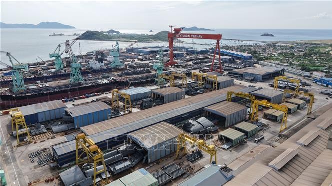  越南现代HD造船有限责任公司的船舶维修、新造船及钢结构加工厂正在庆和省云峰经济区运营。