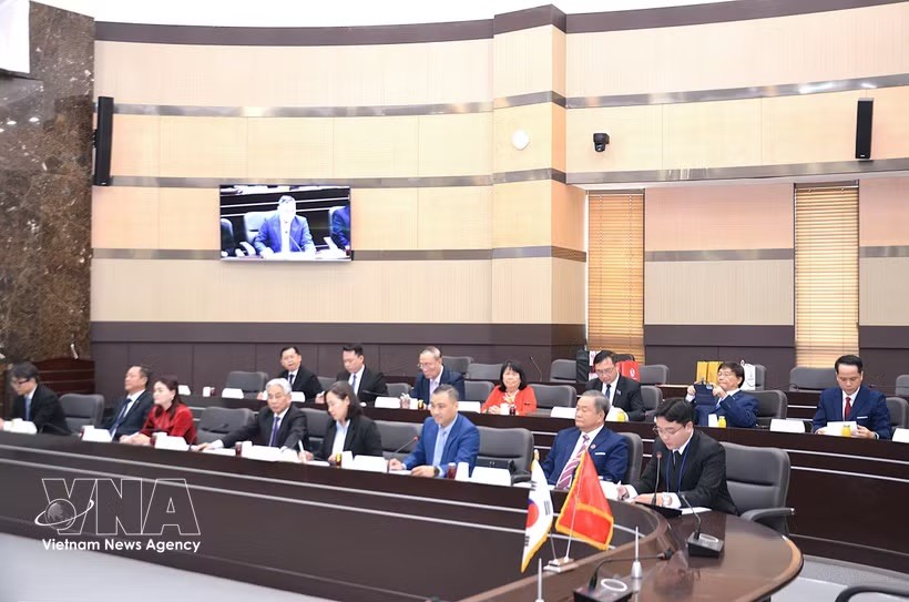 出席座谈的越南代表团。