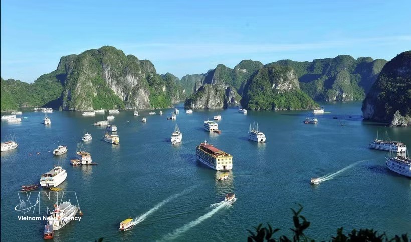 越南广宁省下龙湾美景。