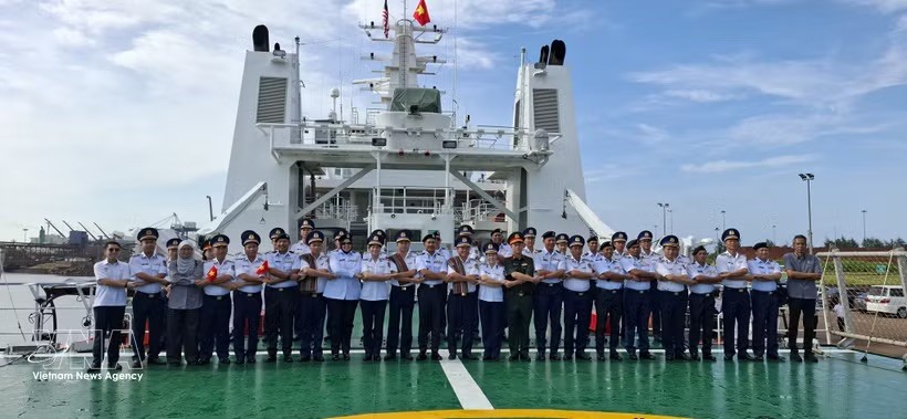 越南海警代表与马来西亚海事执法局（MMEA）彭亨州代表在CSB 8005号舰上，按东盟传统进行合影留念。 