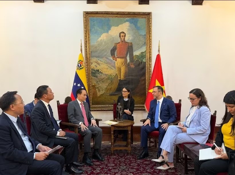 党中央政治局委员、外交部长黎怀忠同外交部长伊万·希尔·平托（Yvan Gil Pinto）举行会谈。越南外交部供图 