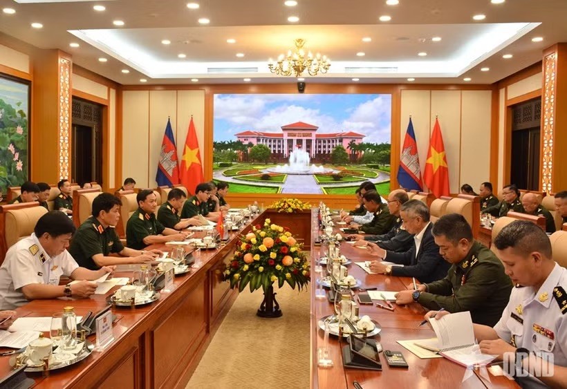 越南人民军副总参谋长黎文向中将与柬埔寨王家军副总司令邵速卡举行会谈。图自qdnd.vn 