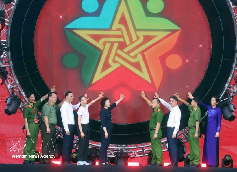 "同一决心建设无毒乡、坊、特区"运动启动。