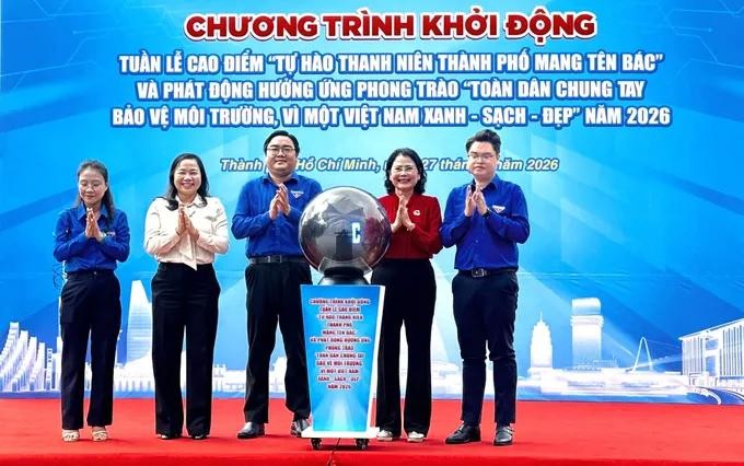 共青团胡志明市市委及中美西坊领导共同启动“以胡伯伯名字命名城市青年的自豪”高峰周。