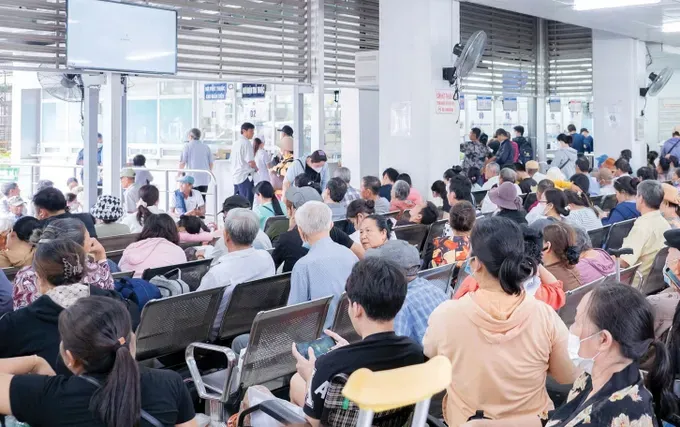 民众在胡志明市大水镬医院等候就诊。
