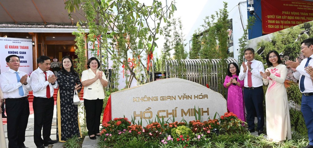 市委副书记文氏白雪与市委宣教与民运处副主任丁氏清水出席落成仪式。图：越勇 