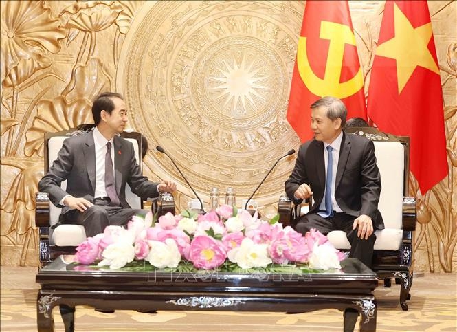 2   vna_potal_truong_ban_noi_chinh_trung_uong_le_minh_tri_tiep_dai_su_trung_quoc_tai_viet_nam_stand.jpg