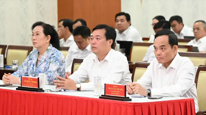胡志明市市委书记陈留光与各位代表在胡志明市直播点出席。图：越勇。