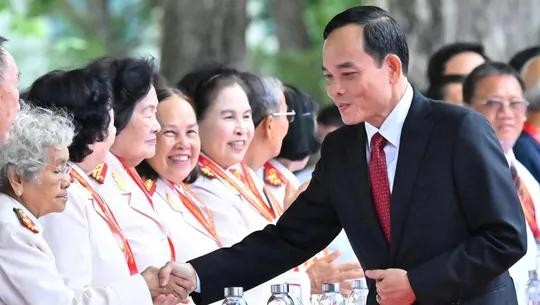 胡志明市市委书记陈留光出席西贡-嘉定市正式以胡志明主席名字命名50周年纪念仪式。 