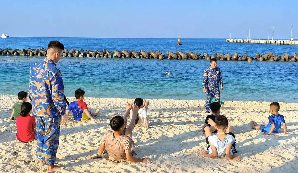 海军126号特工旅为李山儿童免费开设游泳培训班