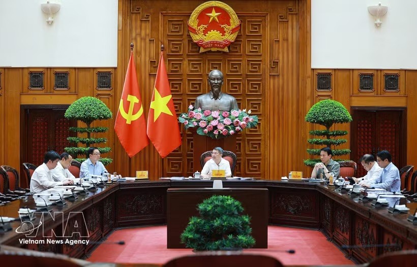 黎明兴总理主持会议。