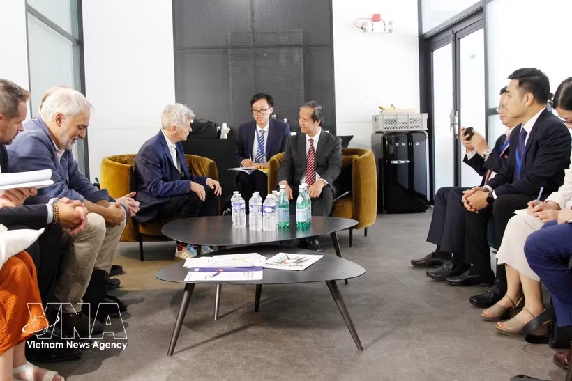 党中央委员、中央政策与战略部副部长阮金山与法国共产党全国书记法比安·鲁塞尔举行会谈。