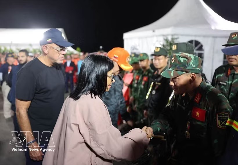 委内瑞拉代总统罗德里格斯看望越南救援力量。