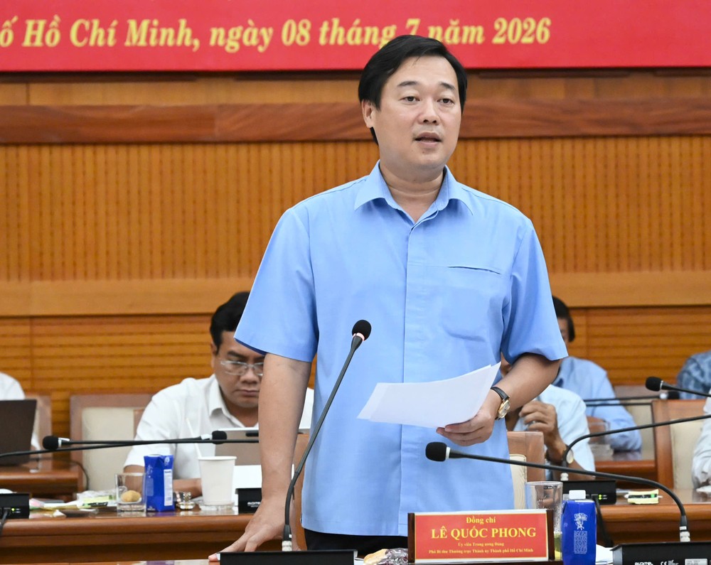  胡志明市市委常务副书记黎国峰在会议上致辞。图：越勇