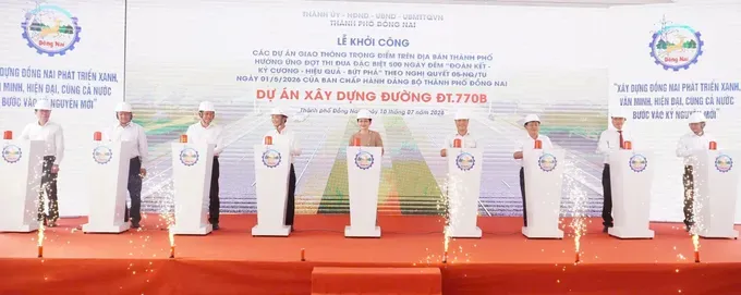 各位代表进行ĐT770B号路项目动工按钮仪式。图：农银