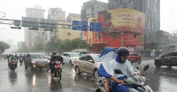 胡志明市傍晚出现分散性阵雨与旋风。