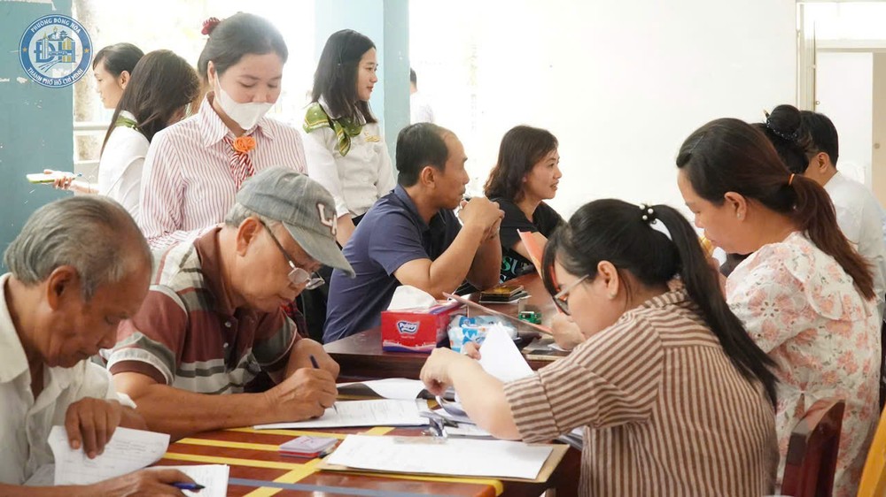 东和坊居民办理补偿金领取手续。图：明玄