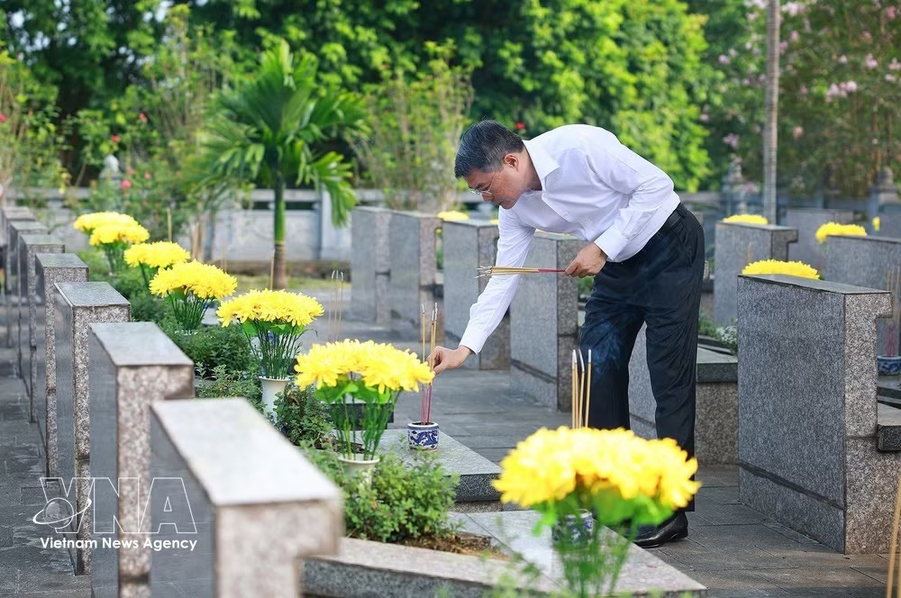thu-tuong-le-minh-hung-thap-huong-tren-phan-mo-liet-si-tai-nghia-trang-liet-si-trung-tam-tinh-lao-cai-anh-ttxvn.jpeg