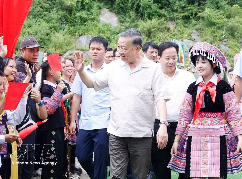 党中央总书记、国家主席苏林率团出席山罗省云湖乡龙良全民保卫祖国安全日活动。