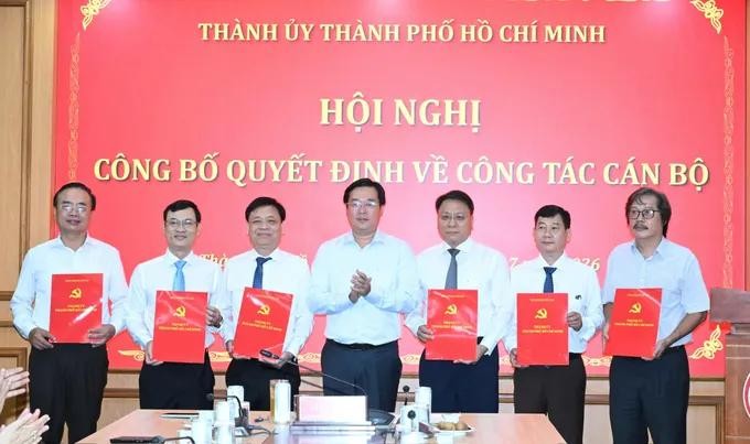 胡志明市市委常务副书记黎国峰颁授干部《决定》。图：越勇