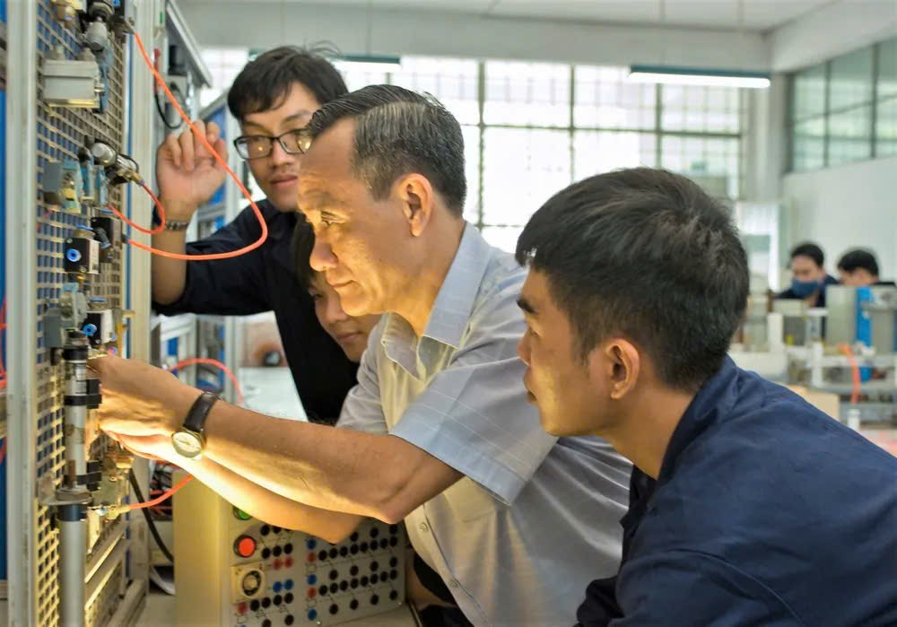 胡志明市国立大学所属百科大学电气—电子工程专业师生在实验室进行实践课。图：青雄