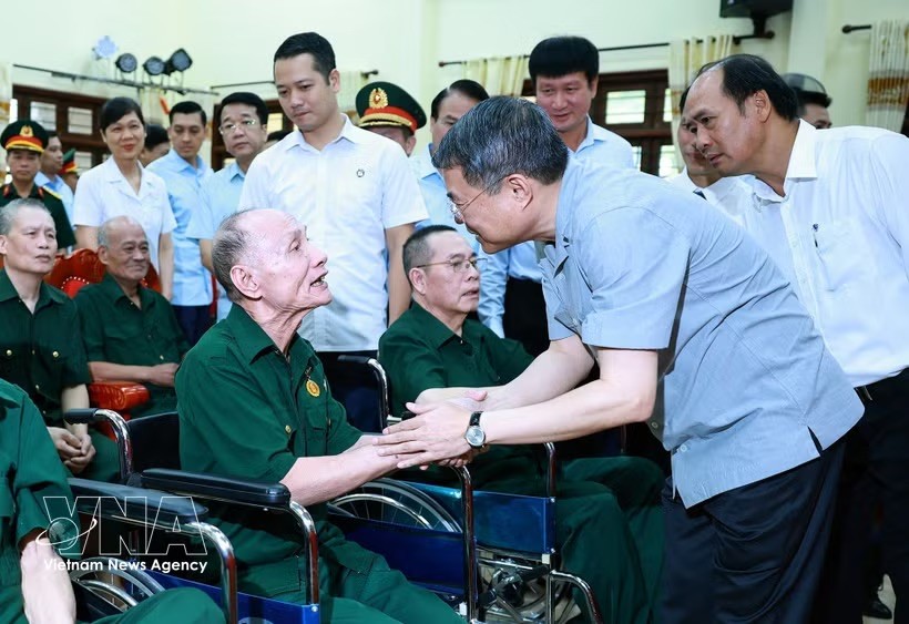 政府总理黎明兴前往宁平省金榜荣军疗养中心，看望慰问伤残军人并赠送慰问品。图：越通社