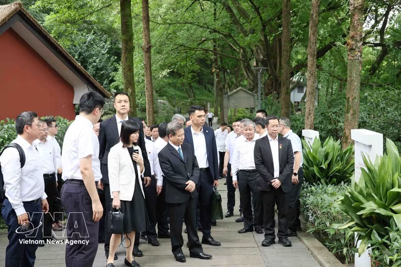 中央内政部部长黎明智一行参观红岩革命历史博物馆。