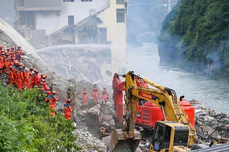 7月17日，救援人员在重庆彭水县山体崩塌现场救援。图源：新华社