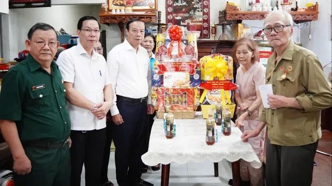 阮文寿副主席向苏方雄赠送礼物。