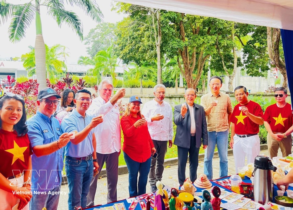 dai-dien-cac-phai-doan-ngoai-giao-thuong-thuc-ca-phe-viet-nam-trong-khuon-kho-hoi-cho-bazar-asean-tq-2025-tc-tai-thu-do-caracas-venezuela.jpg