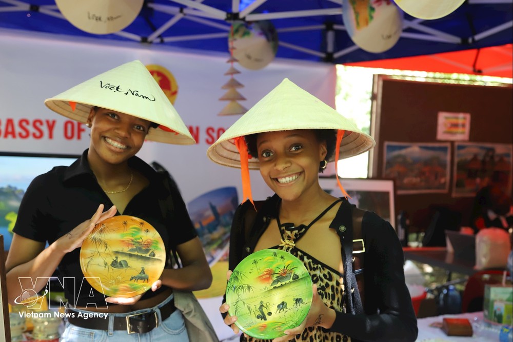 sinh-vien-quoc-te-thich-thu-chup-anh-cung-non-la-vn-trong-le-ky-niem-ngay-sinh-vien-quoc-te-tai-dai-hoc-pretoria-cong-hoa-nam-phi.jpg